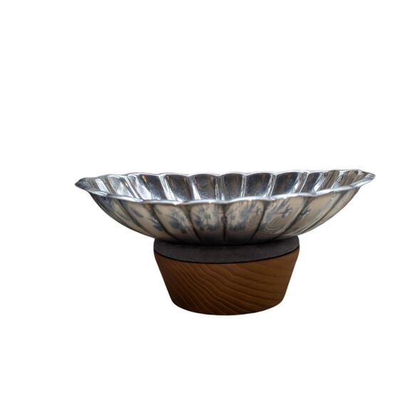 Reed and Barton Vintage Scalloped Holiday Silver Plate Serving Dish - Picture 5 of 10